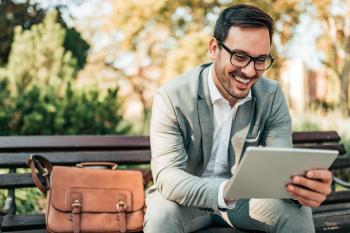 Man met tablet buiten