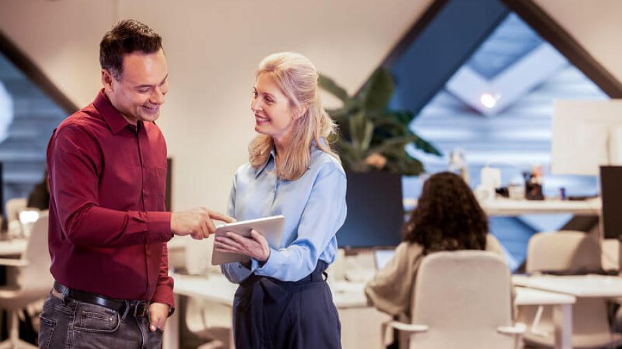 Man die aan vrouw uitlegt hoe e-facturatie via Peppol werkt