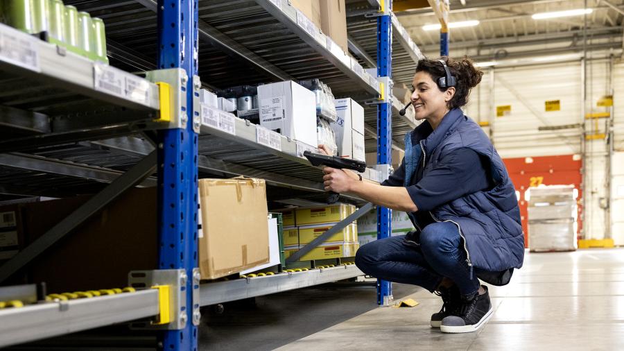 Magazijn werker die producten scant